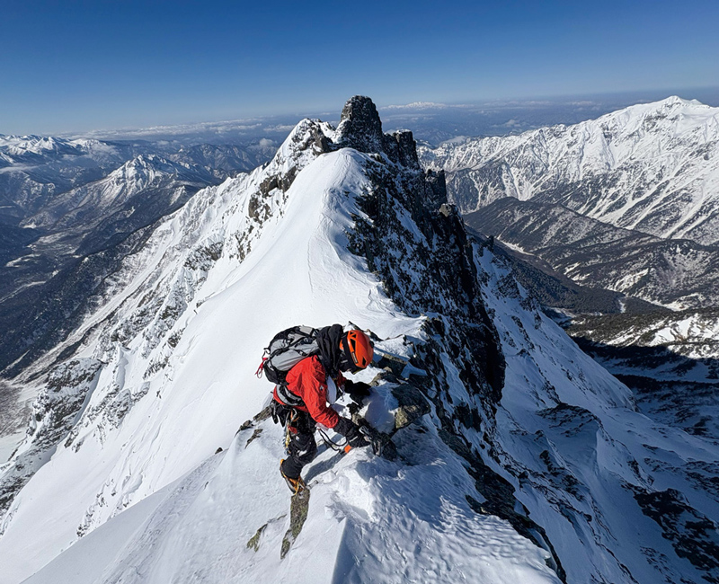 A mountaineer advancing along the ridge of Mount Okuhotaka