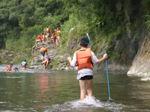 Children are playing in the river