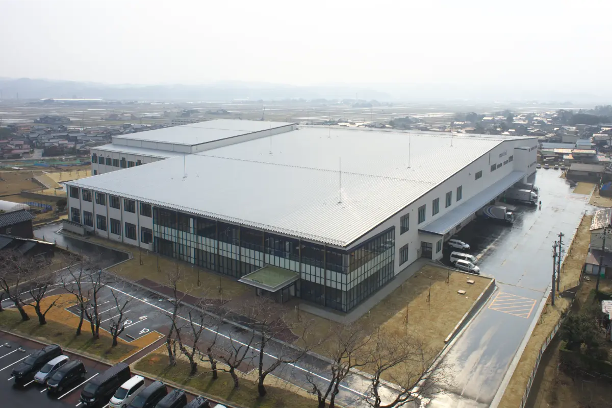 Exterior view of the headquarters and Montbell Hokuriku General Center of Hokuriku Montbell Co., Ltd. A 2-story building with white exterior walls.