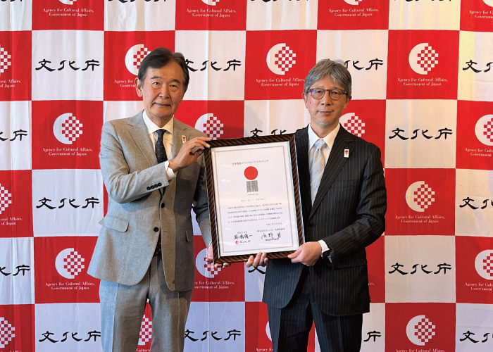 Commissioner for Cultural Affairs Shun'ichi Tokura and Montbell Executive Director Shiro Takeyama holding the partnership agreement together.