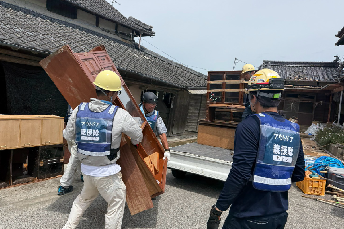 Members of the Outdoor Gientai team carrying out broken furniture.