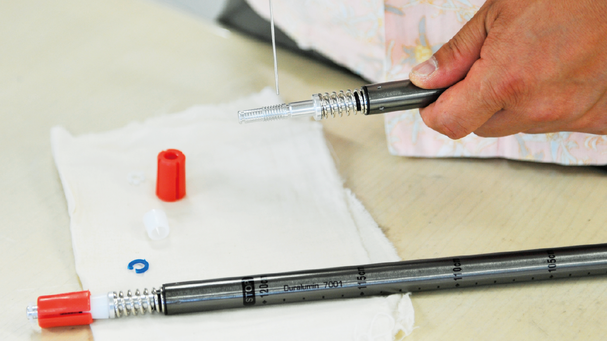 Disassembling and maintaining the joint section of trekking poles.