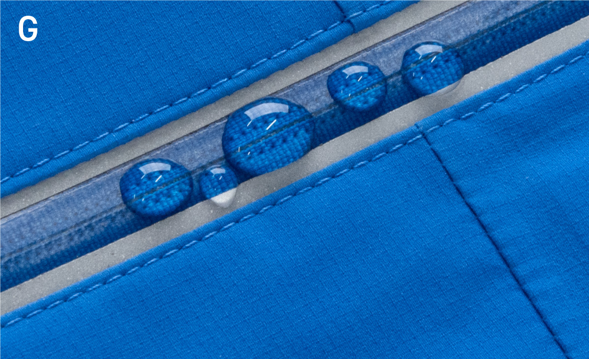 The water droplets on the zipper do not seep in through the gaps, maintaining its water-resistant properties.